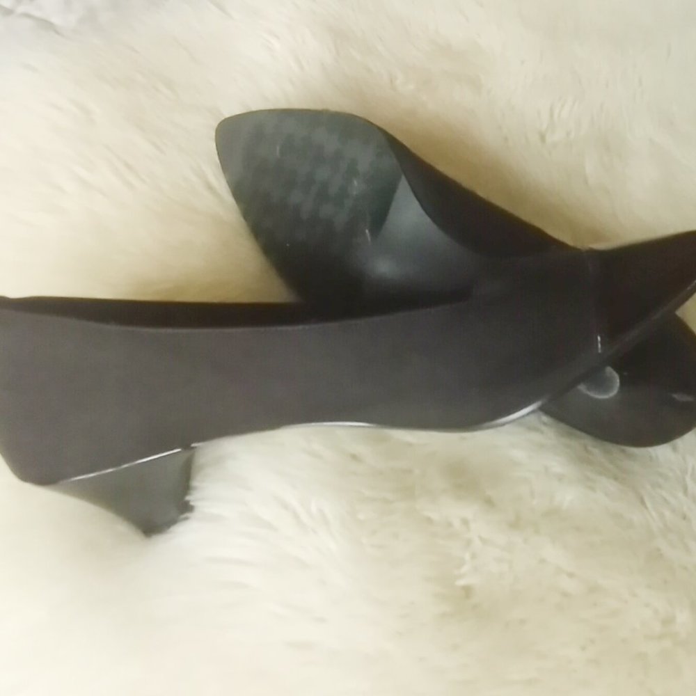 Shiny Toe Caps! Soft Style Black Pumps (jewelry sold separately) - Picture 2 of 2